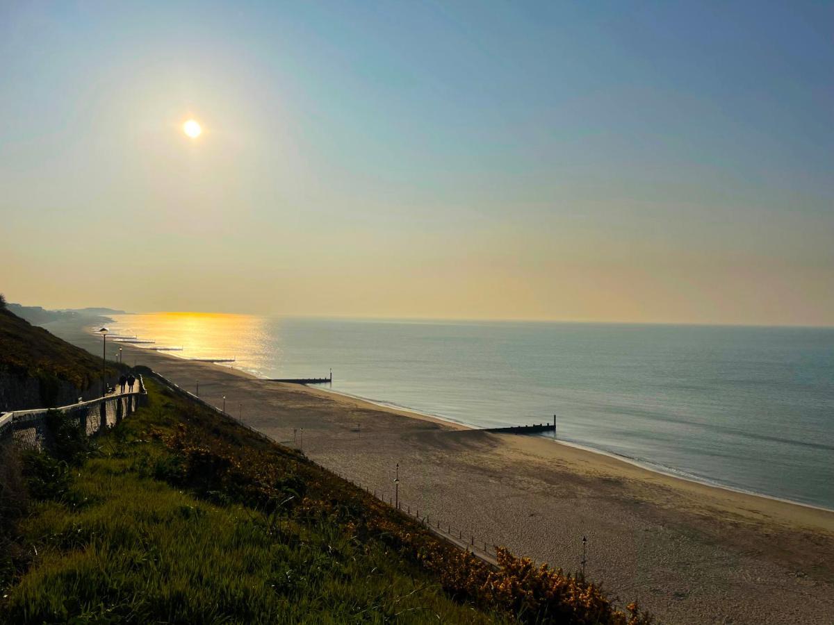 Private Two Bedroom Residence In Southbourne - Private Parking - Off The High Street - Minutes Away From The Beach Bournemouth Eksteriør bilde