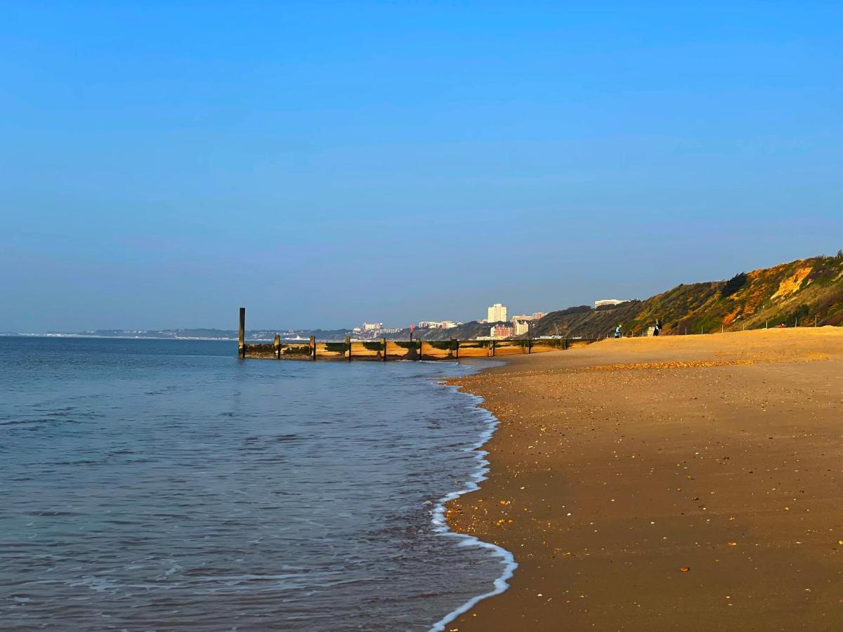 Private Two Bedroom Residence In Southbourne - Private Parking - Off The High Street - Minutes Away From The Beach Bournemouth Eksteriør bilde