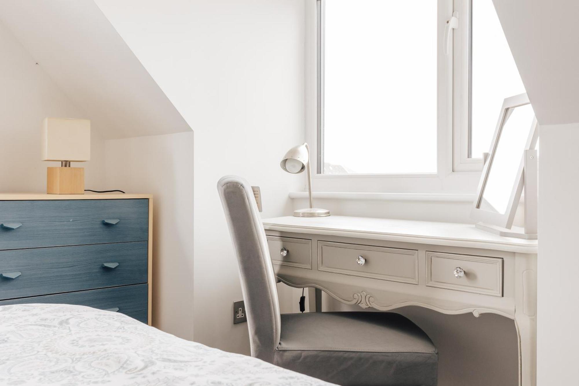 Private Two Bedroom Residence In Southbourne - Private Parking - Off The High Street - Minutes Away From The Beach Bournemouth Eksteriør bilde