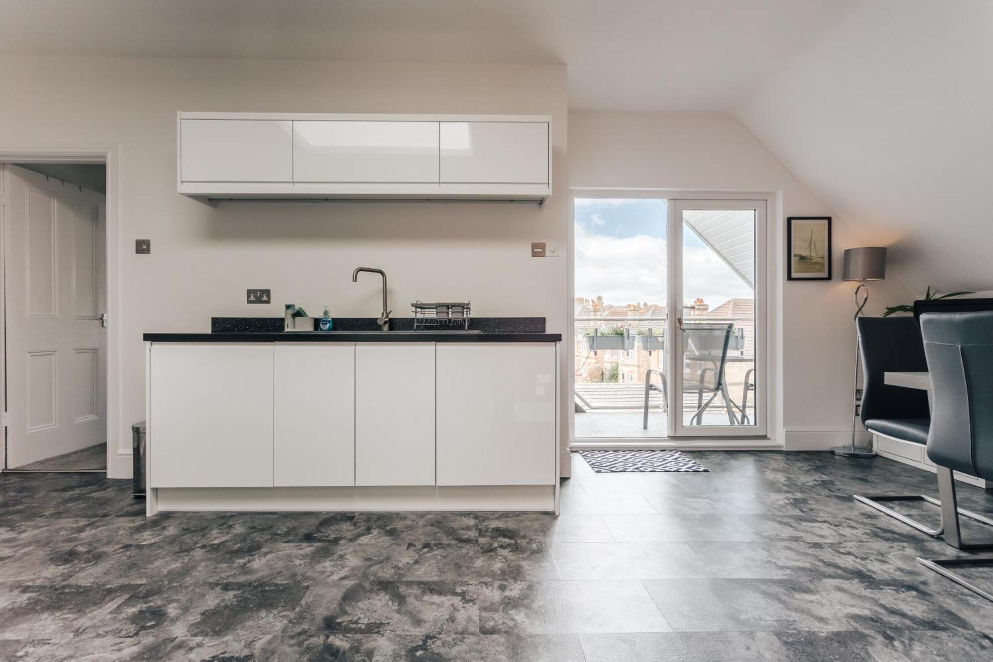 Private Two Bedroom Residence In Southbourne - Private Parking - Off The High Street - Minutes Away From The Beach Bournemouth Eksteriør bilde