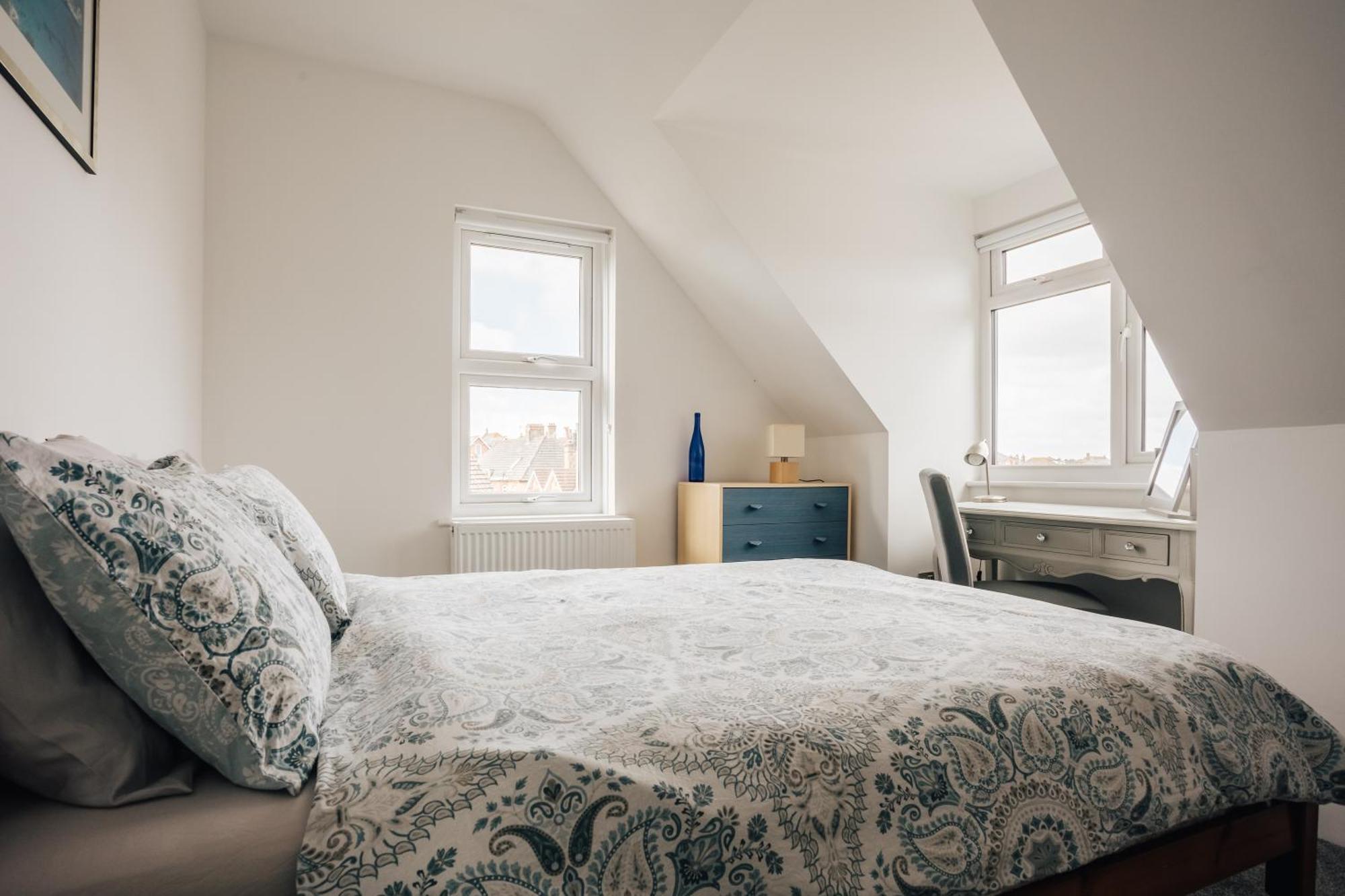 Private Two Bedroom Residence In Southbourne - Private Parking - Off The High Street - Minutes Away From The Beach Bournemouth Eksteriør bilde