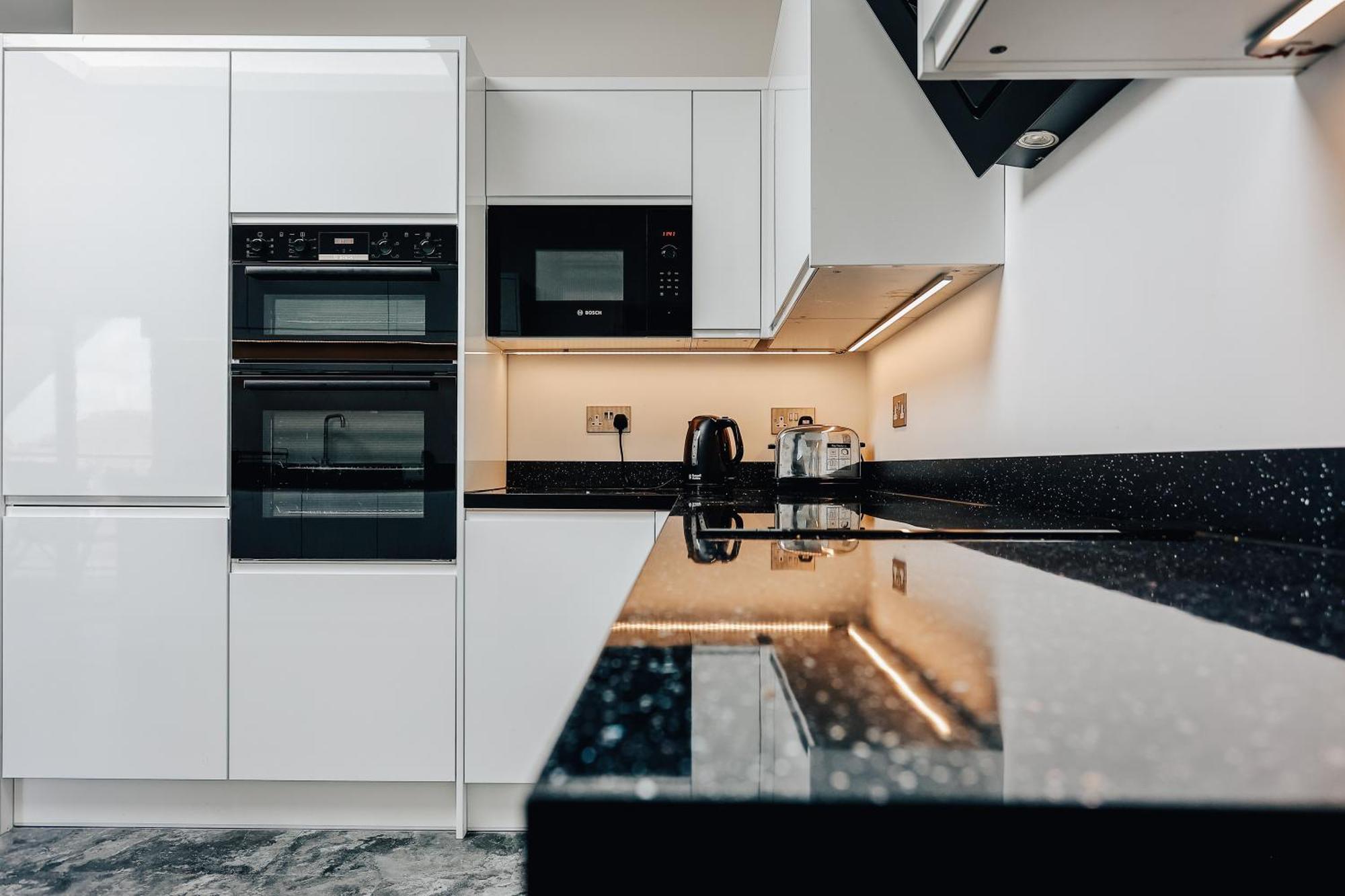Private Two Bedroom Residence In Southbourne - Private Parking - Off The High Street - Minutes Away From The Beach Bournemouth Eksteriør bilde