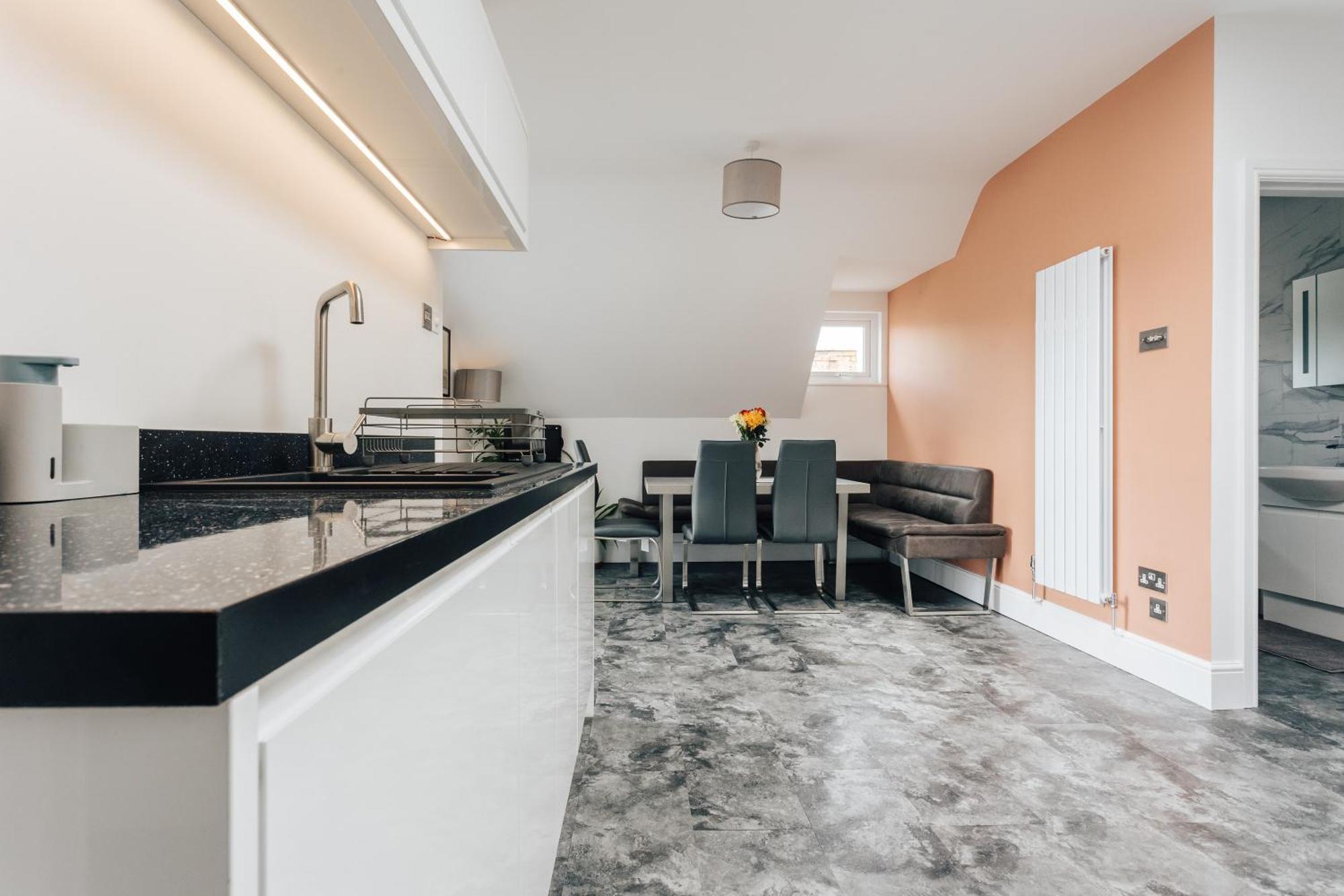 Private Two Bedroom Residence In Southbourne - Private Parking - Off The High Street - Minutes Away From The Beach Bournemouth Eksteriør bilde