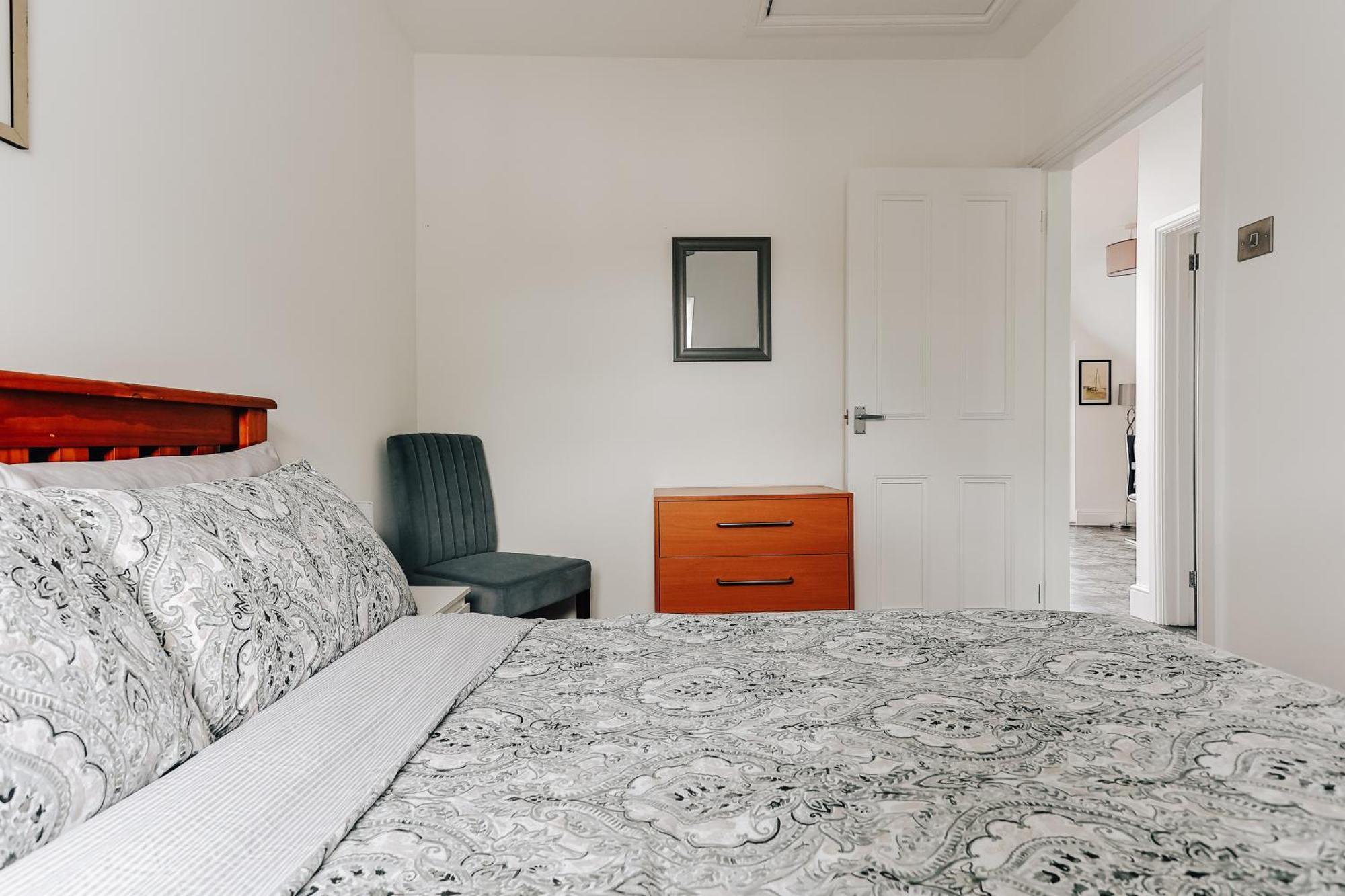 Private Two Bedroom Residence In Southbourne - Private Parking - Off The High Street - Minutes Away From The Beach Bournemouth Eksteriør bilde